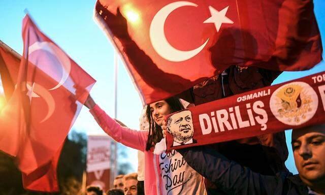 Anhänger Erdogans feiern in den Straßen Istanbuls