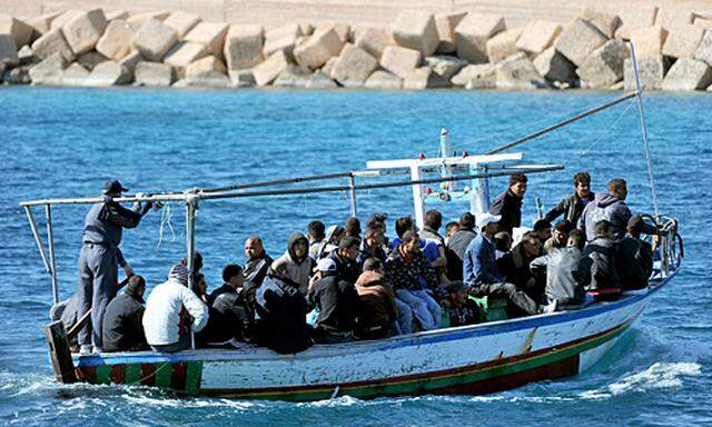 In den letzten Stunden erreichten weitere 700 Migranten Lampedusa.