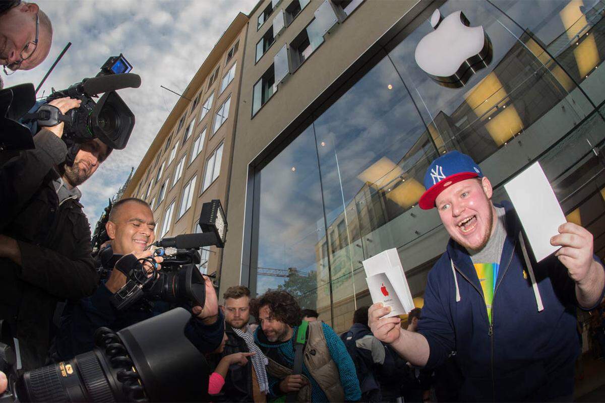 Der Ober&ouml;sterreicher Marcel Gaisbachgrabner wollte nicht auf den Verkaufsstart in &Ouml;sterreich warten. Seit Mittwoch war er der erste in der Schlange vor M&uuml;nchens Apple Store. F&uuml;r ihn scheint sich das Warten auf jeden Fall ausgezahlt zu haben.