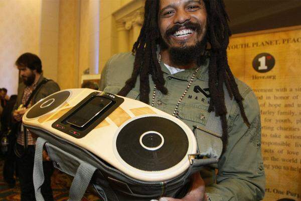 Rohan Marley, Sohn von Reggae-Star Bob Marley, präsentiert den modernen "Ghetto Blaster" höchst persönlich. Die Rhythm Bag ist eine Tasche, die an iherer Oberseite ein iPhone aufnimmt und Musik über zwei integrierte Lautsprecher wiedergibt. Kostenpunkt: rund 350 Dollar.