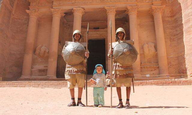 Valentin mit 17 Monaten vor der bekannten Schatzhaus-Fassade in Petra, Jordanien. Seine Aufmerksamkeit galt weniger den alten Steinen als dem Sand und den Ritter-Figuren.