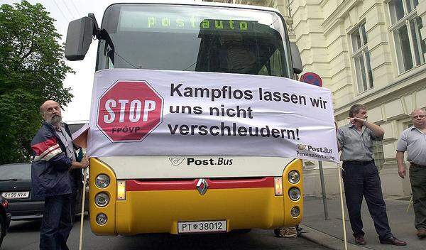 Die Postbus AG wurde um 119,2 Mio. Euro an die ÖBB abgetreten. Angestellte der ÖBB und der Postbus AG schlossen sich zusammen und protestierten gemeinsam gegen die Privatisierung.