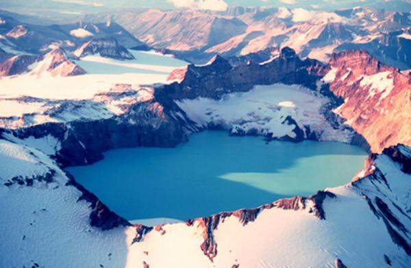 Katmai, Alaska, USA: Zwar forderte der Ausbruch keine Todesopfer, allerdings handelte es sich bei der Eruption um die heftigste des 20. Jahrhunderts. 60 Stunden lang schleuderte der Vulkan 13 bis 15 Kubikkilometer Magma in die Luft, das 30fache der Eruption des Mount St. Helens aus dem Jahr 1980.