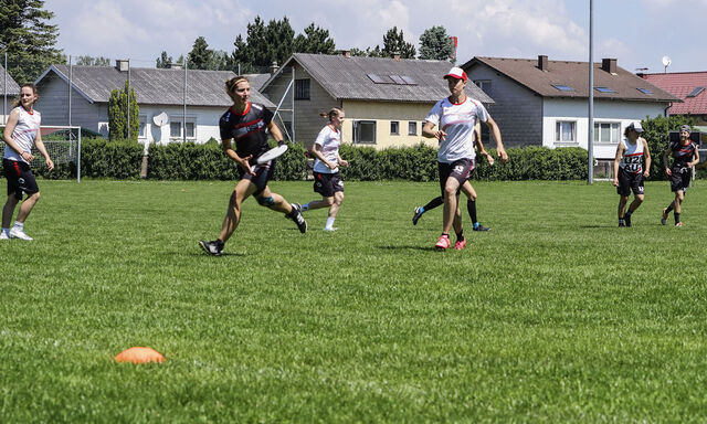Für jeden gefangenen Frisbee in der Endzone gibt es einen Punkt. Gespielt wird aber nicht nur auf Rasen, sondern auch in der Halle oder auf Sand.