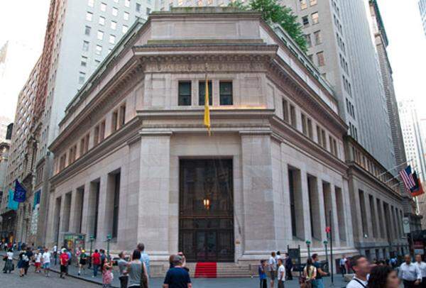 New York City: "The Corner of Wall Street" wird von Cushman &amp; Wakefield vermietet. Der 1914 errichtete und klassische Bau war einst Sitz von J. P. Morgan &amp; Co und besteht aus drei miteinander verbundenen Komplexen zwischen vier und sieben Stockwerken und ist mit dem Equitable Trust Building in der 15 Broad Street verbunden, einem Wohnhaus mit exklusiven Eigentumswohnungen auf 43 Stockwerken.