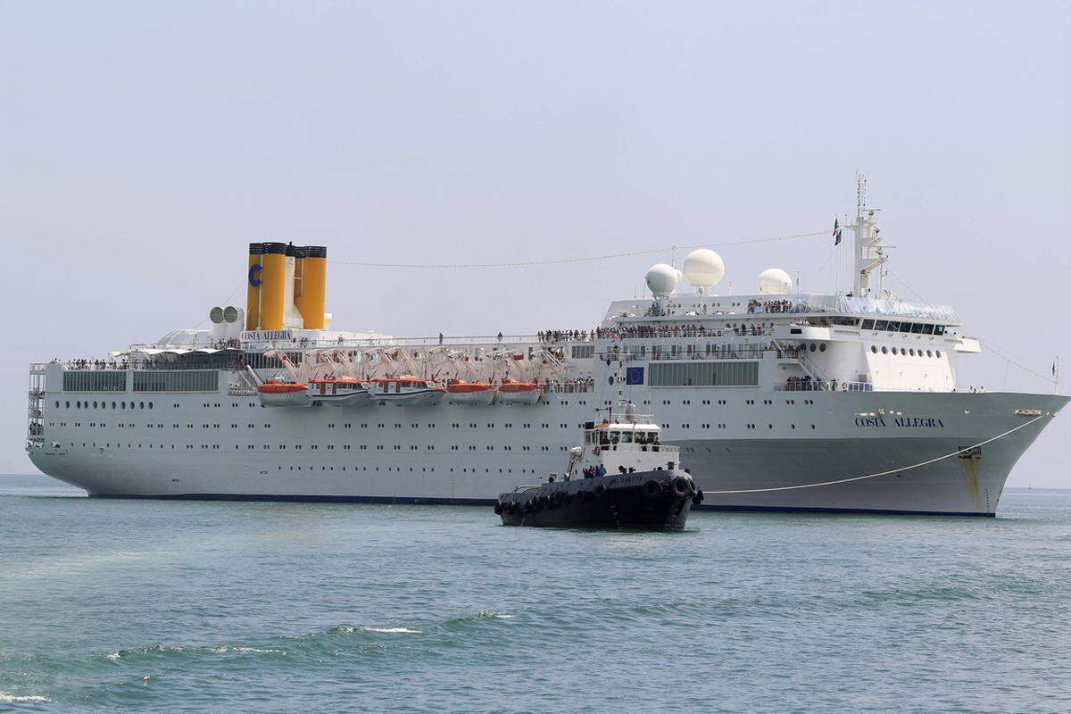 Das havarierte Kreuzfahrtschiff "Costa Allegra" ist am frühen Donnerstagmorgen im Hafen der Seychellen-Hauptinsel Mahe angekommen.