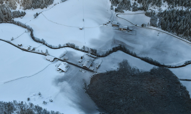 Der massive Felssturz verschüttete die Valserstraße auf einer Länge von 150 Metern.