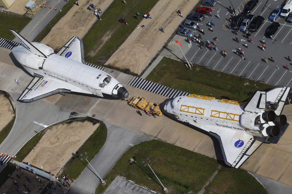 Der Orbiter "Atlantis" (Im Bild mit der "Endeavour") bleibt in Cape Canaveral und wird künftig im Besucherzentrum des Kennedy Space Centers ausgestellt. Ende Oktober dieses Jahres soll die Raumfähre die letzten Kilometer bis zu ihrer endgültigen Position zurücklegen. Die Raumfähre "Columbia" war 2003 verunglückt. .Im Bild: Die "Endeavour" (links) mit der "Atlantis", die in Cape Canaveral bleiben wird.