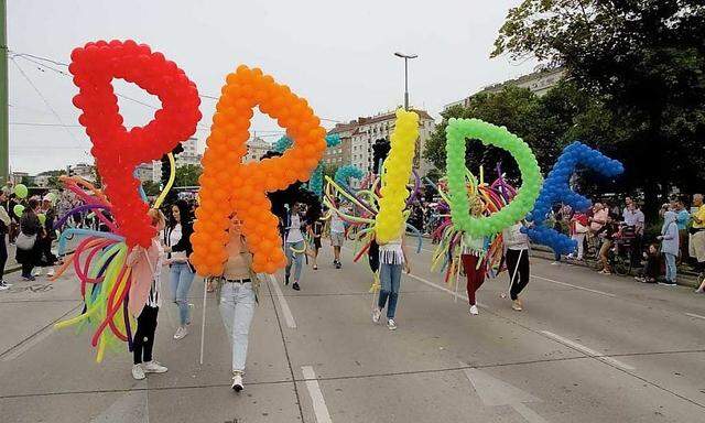 Am 11. Juni wird es auf der Wiener Ringstraße wieder bunt: Die Regenbogenparade findet statt.