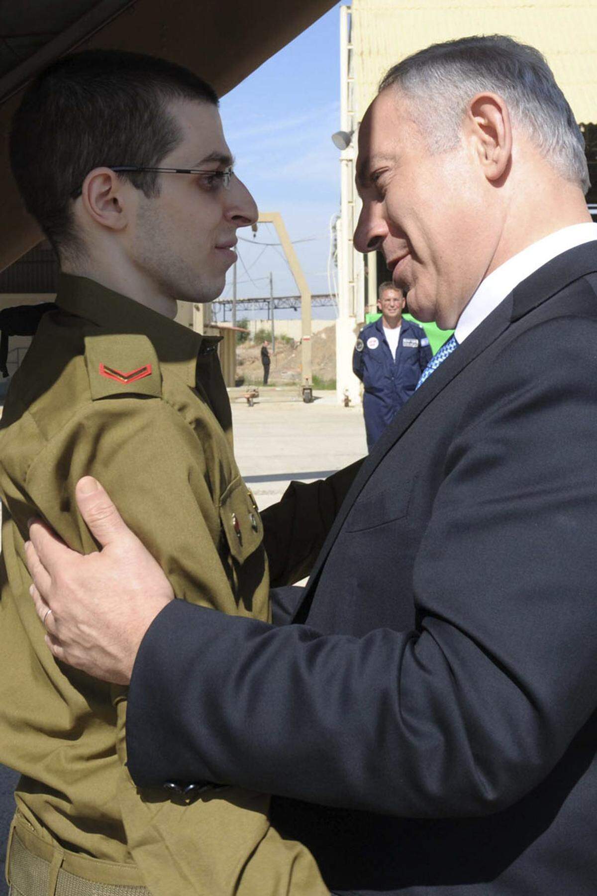 Auch Ministerpräsident Benjamin Netanyahu war beim Empfang des Soldaten auf der Militärbasis dabei: "Willkommen in Israel, Gilad. Wie gut, dass du zurückgekommen bist.". Zu Schalits Eltern sagte er: "Ich habe euch euer Kind zurückgebracht". Anschließend sollte ein Hubschrauber die Familie zurück in ihren Heimatort Mitzpe Hila im Norden Israels bringen. Die Straße, in der Shalits Elternhaus steht, wurde für den Verkehr gesperrt.