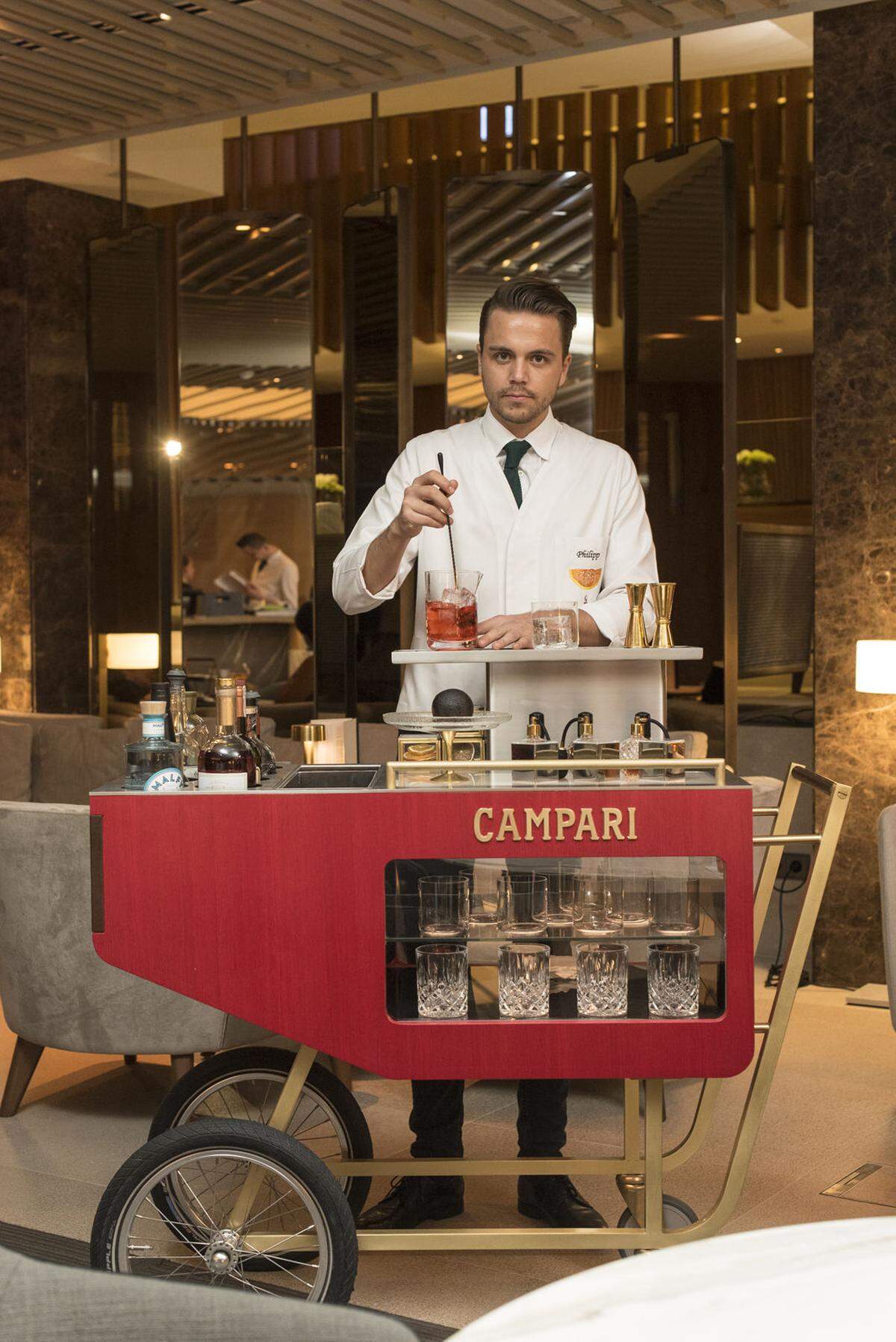 Liebling vieler Gäste im Pastamara im Ritz-Carlton an der Wiener Ringstraße ist der Negroni-Wagen. Das knallrote Retrogefährt wird auf Wunsch direkt zu den Gästen an den Tisch bugsiert.
