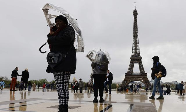 Manche Orte sollte jeder Mensch gesehen, gehört, gerochen und gespürt haben. Der Platz rund um den Eiffelturm in Paris gehört zu diesen Orten.