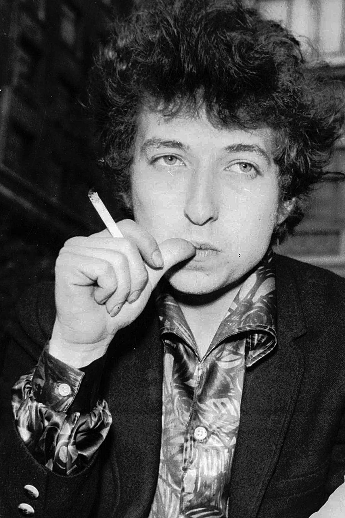 Dieses Bild zeigt Bob Dylan im Jahr 1965. Im selbigen brachte er die rund sechsminütige Single "Like A Rolling Stone" heraus. Sie wurde 2004 vom Rolling-Stone-Magazin zum besten Song aller Zeiten gewählt. Notiz am Rande: Die Rolling Stones haben sich übrigens nach dem Blues-Song "Rolling Stone" von Muddy Waters benannt.