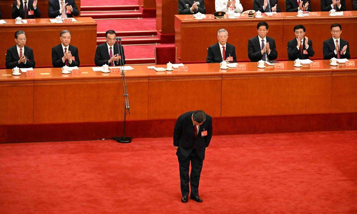 Großer Auftritt für Xi Jinping: Chinas mächtigster Mann seit Mao Zedong verbeugt sich vor den Delegierten der Kommunistischen Partei.  