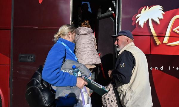 Auf der Flucht: Aus der Umgebung von Charkiw werden Zivilisten weggebracht. 