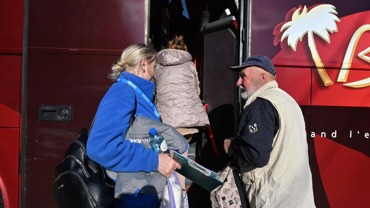 Auf der Flucht: Aus der Umgebung von Charkiw werden Zivilisten weggebracht. 