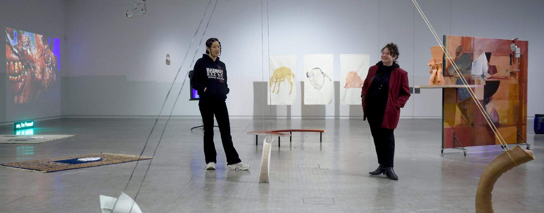 In der Ausstellung der Kunsthalle „Handspells“: Chin Tsao und Diana Barbosa Gil, im Vordergrund die Installation von Nora Severios.