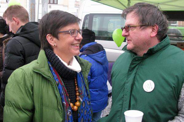 Der Tag der Madeleine Petrovic hat um 5 Uhr früh begonnen - nicht wegen der Wahl sondern wegen ihrer sieben Hunde, um die sie sich morgens kümmert. Der Wahlterminkalender ist freilich auch voll: Interview-Termin, Schuldiskussion in Wiener Neustadt und nach dem Kurzbesuch in Groß-Enzersdorf die nächsten Diskussionveranstaltung - im Brennpunkt diesmal: die Schnellstraße 34. Petrovic wird den Wahlkampftag nach Mitternacht mit einem Fernseh-Krimi oder einer Doku ausklingen lassen. "Mehr als drei, vier Stunden Schlaf brauche ich nicht", sagt die 56-Jähirge.