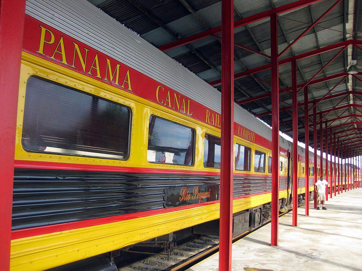 In den Panoramawaggons der "Panama Canal Railway Company" kann man – 76,6 Kilometer weit, mehr oder weniger entlang des Panama-Kanals – von Panama-City in die nördliche Kleinstadt Colón, also vom Pazifik zum Atlantik fahren: dauert eine knappe Stunde lang.