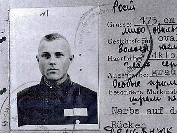 Der Ukrainer Demjanjuk geriet 1942 als sowjetischer Soldat in deutsche Kriegsgefangenschaft. Er entschied sich zur Kooperation mit den Deutschen und wurde den Ermittlungen zufolge als "Trawnik" (einheimischer "Hilfswilliger") Aufseher im Vernichtungslager Sobibor im besetzten Polen.