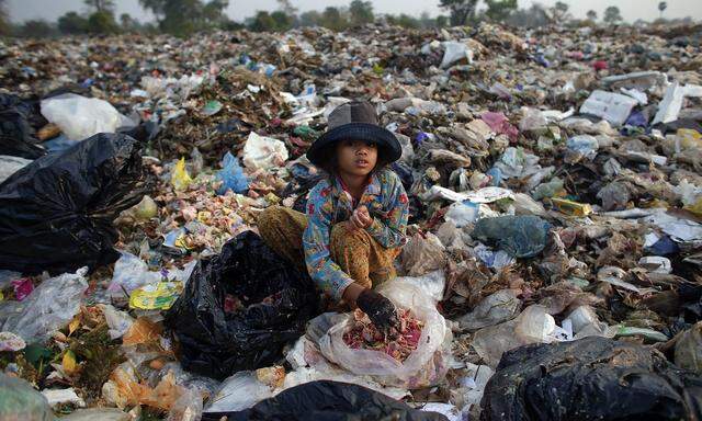 Siem Reap, Kambodscha: Die 11-jährige Soburn durchsucht Müll nach Dingen, die ihre Familie noch gebrauchen kann.
