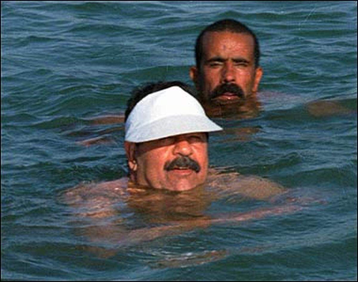Aus seinen Verstecken heraus meldete sich Saddam immer wieder zu Wort. Über Tonbänder rief er zum Widerstand gegen die US-Besatzer auf: