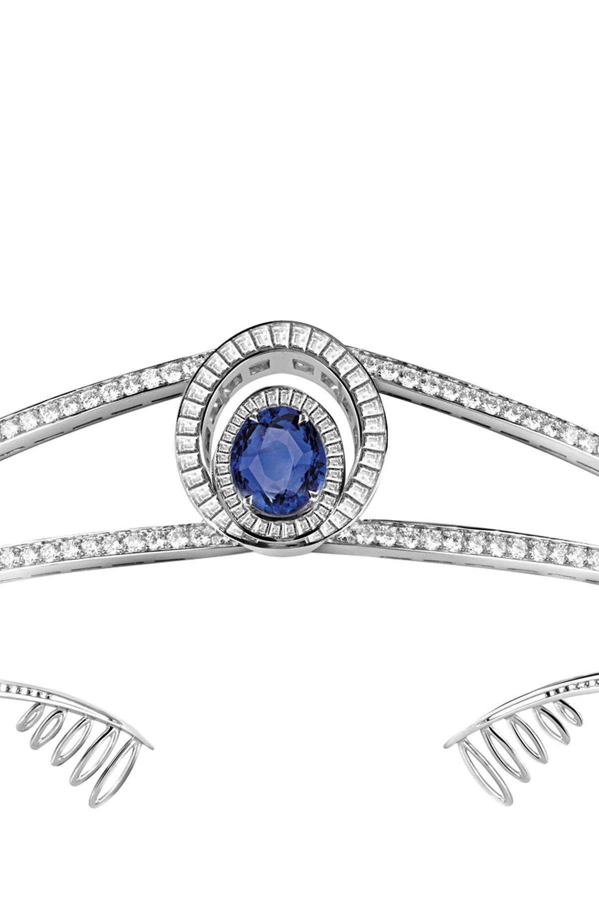 „Reine de Naples“ aus Platin 950, mit Brillanten, 12,75 ct., Diamanten im Baguetteschliff, etwa 8,00 ct., und einem ovalen blauen Saphir, 8,37 ct.