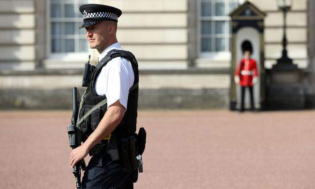 Auf der Hut: Für Polizeibeamte vor dem Buckingham Palace galt am Samstag erhöhte Alarmbereitschaft.