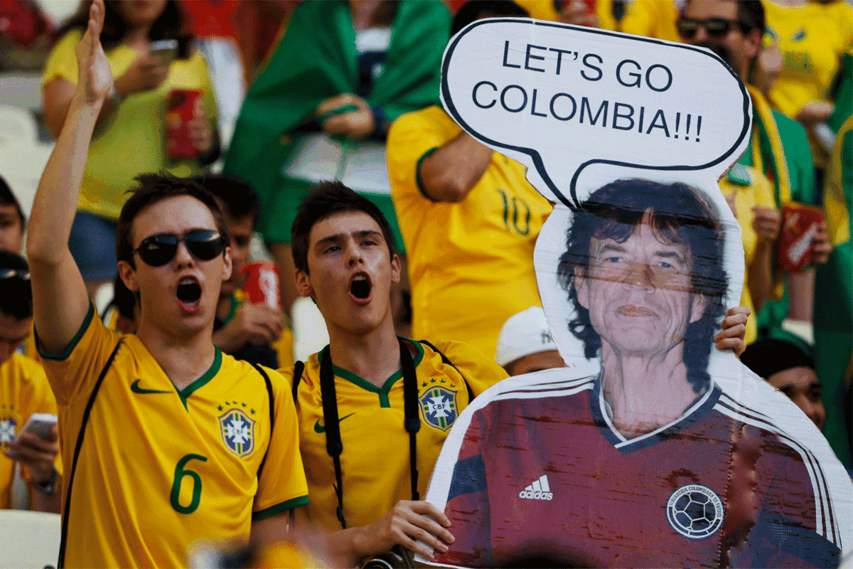 Rolling-Stones-Frontmann Mick Jagger (70) wehrt sich gegen Vorwürfe, er habe der brasilianischen Fußballmannschaft als Zuschauer im Stadion Pech gebracht. "Ich kann Verantwortung für das erste Tor der Deutschen übernehmen, aber nicht für die anderen sechs", scherzte der Sänger gegenüber der britischen Boulevardzeitung "Sun". Mit seinem Sohn Lucas hatte er sich das WM-Halbfinale am Dienstag in Belo Horizonte angesehen. Der Engländer hat sich einen Ruf als Pechbringer zugezogen, weil er die glücklosen Engländer via Twitter anfeuerte und Siege für Portugal und Italien voraussagte - stets lag er falsch. Brasilianische Fans brachten beim Viertel- und Halbfinale sogar Jagger-Bilder mit ins Stadion, die den Kultrocker in Trikots ihrer Gegner Kolumbien und Deutschland zeigten, um den vermeintlichen Fluch abzuwenden.