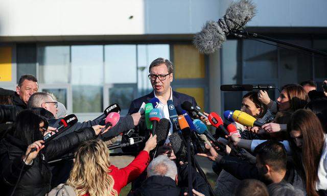 Der serbische Präsident Aleksandar Vučić hat sich in der ersten Runde der Präsidentenwahl eine weitere Amtszeit gesichert. 