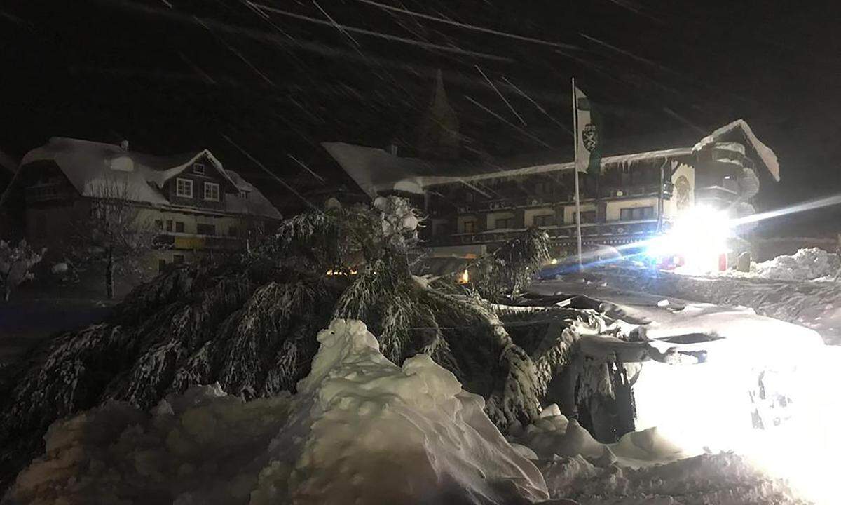 Eine große Lawine hat Dienstagfrüh den nördlichen Ortsrand von Ramsau am Dachstein erreicht und zwei Beherbergungsbetriebe erfasst. (>> zum aktuellen Bericht)