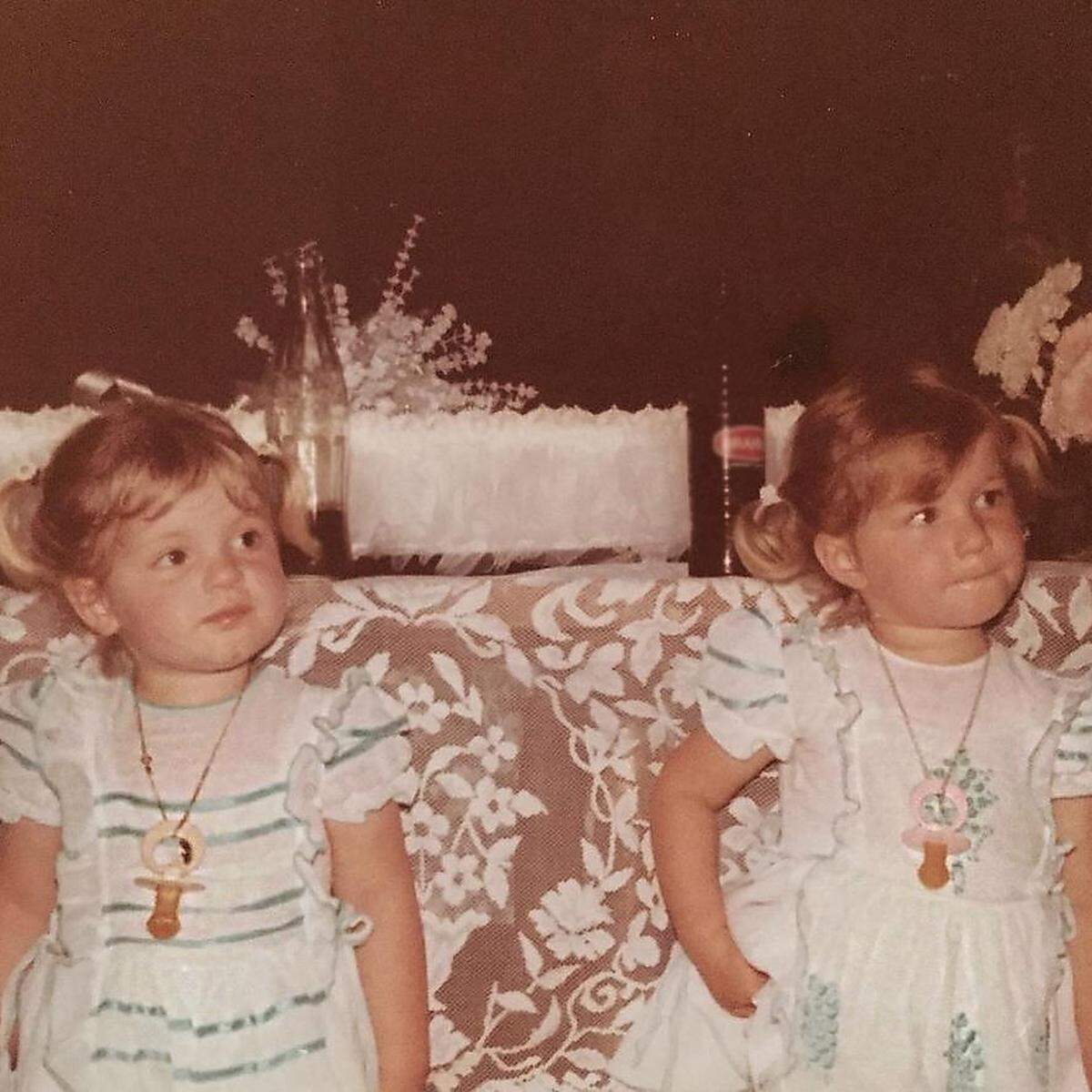 Auch dieses Foto, das sie zusammen mit ihrer Zwillingsschwester und heutigen Managerin Patricia (l.) zeigt, teilte die Brasilianerin mit ihrer Instagram-Fangemeinde.