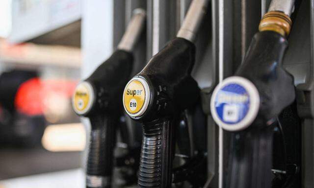 Diesel und Benzin sind im Jahresabstand an der Tankstelle um gut 60 Prozent teurer geworden und die Preise steigen weiter.