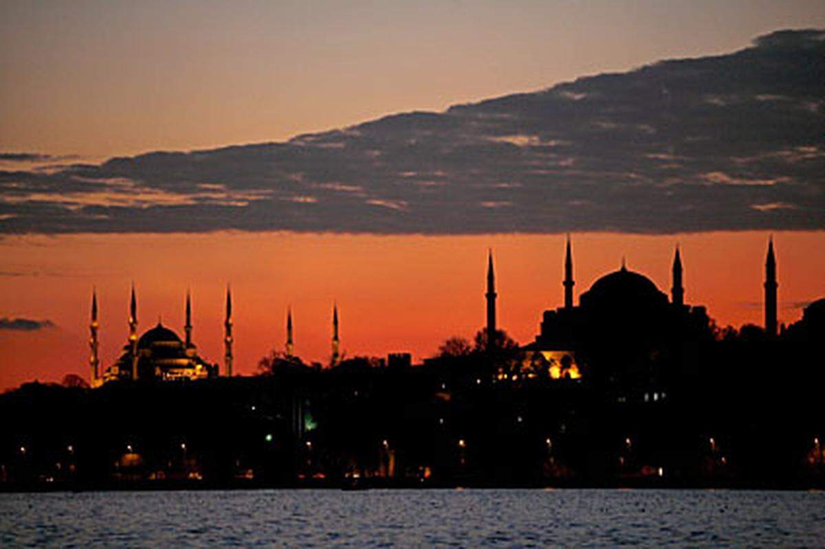 "Istanbul - The most inspiring city in the world" lautet der Werbeslogan. Beim Budget wurde nicht gespart: "Istanbul Kulturhauptstadt Europas 2010" verfügt mit über 270 Mio. Euro (99 Prozent davon kommen vom Staat) über ein Vielfaches an Mitteln der meisten anderen Kulturhauptstädte. Bei der Vergabe der Mittel haben allerdings Politiker das Sagen.