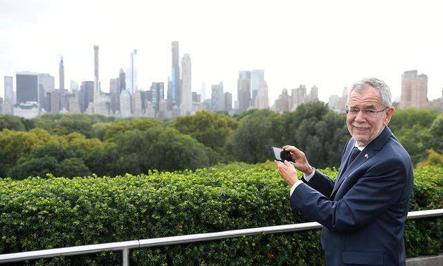 Bundespräsident Alexander Van der Bellen am Dach des Metropolitan Museums in New York.