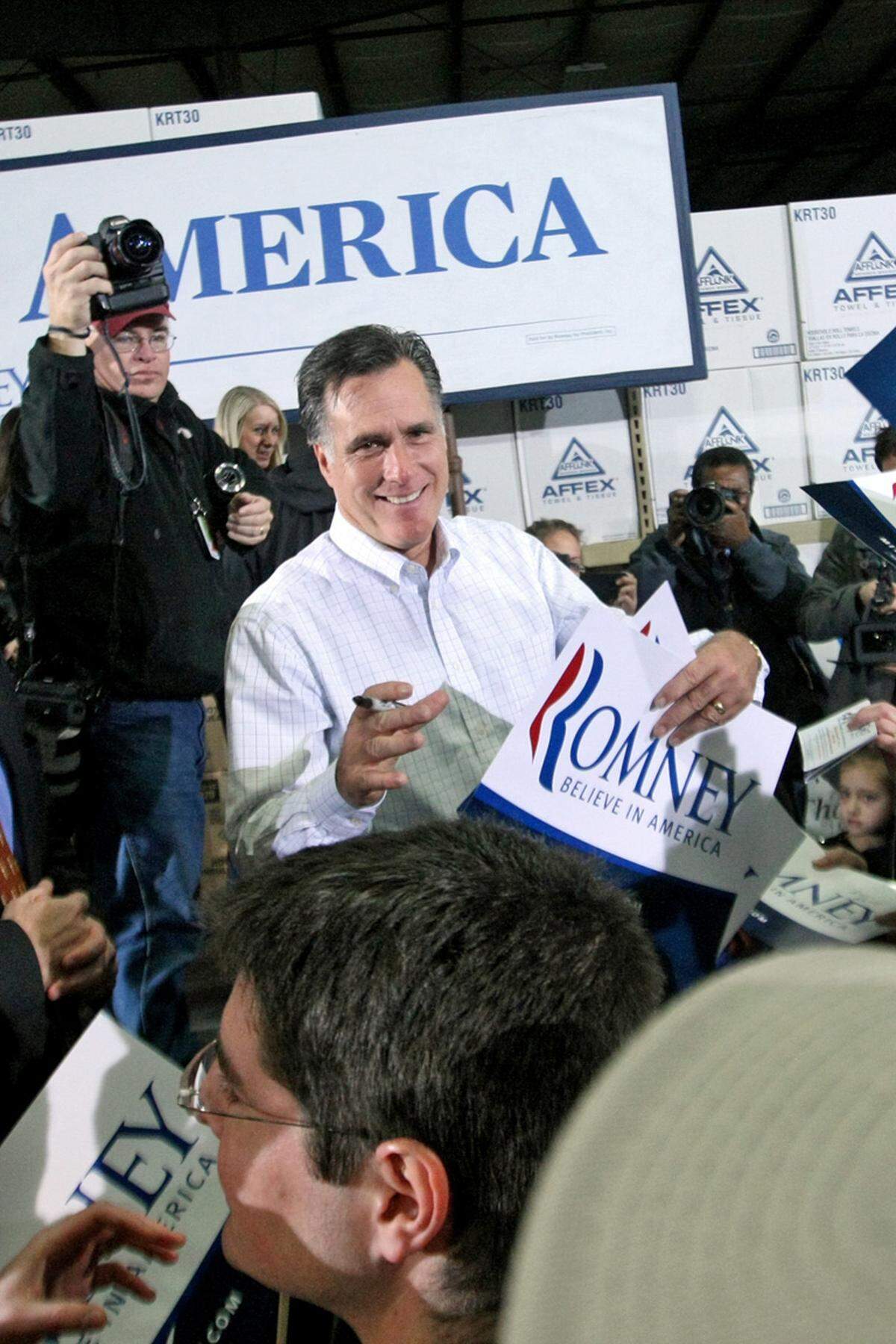 Am 24. Dezember 2005 kündigt Romney an, sich nicht der Wiederwahl als Gouverneur zu stellen. Am 13. Februar 2007 erklärt er warum: Er lässt sich offiziell als Kandidat für das Präsidentenamt aufstellen und sammelt in der Folge rund 44 Millionen US-Dollar an Spendengeldern - deutlich mehr als seine Konkurrenten. Dennoch muss er McCain den Vortritt lassen. Vier Jahre später übersteht Romney die Vorwahlen.
