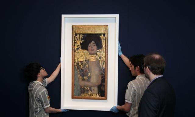 Klimts „Judith“ prangt in den Straßen auf Plakaten – und wird hier gerade im Museum aufgehängt.
