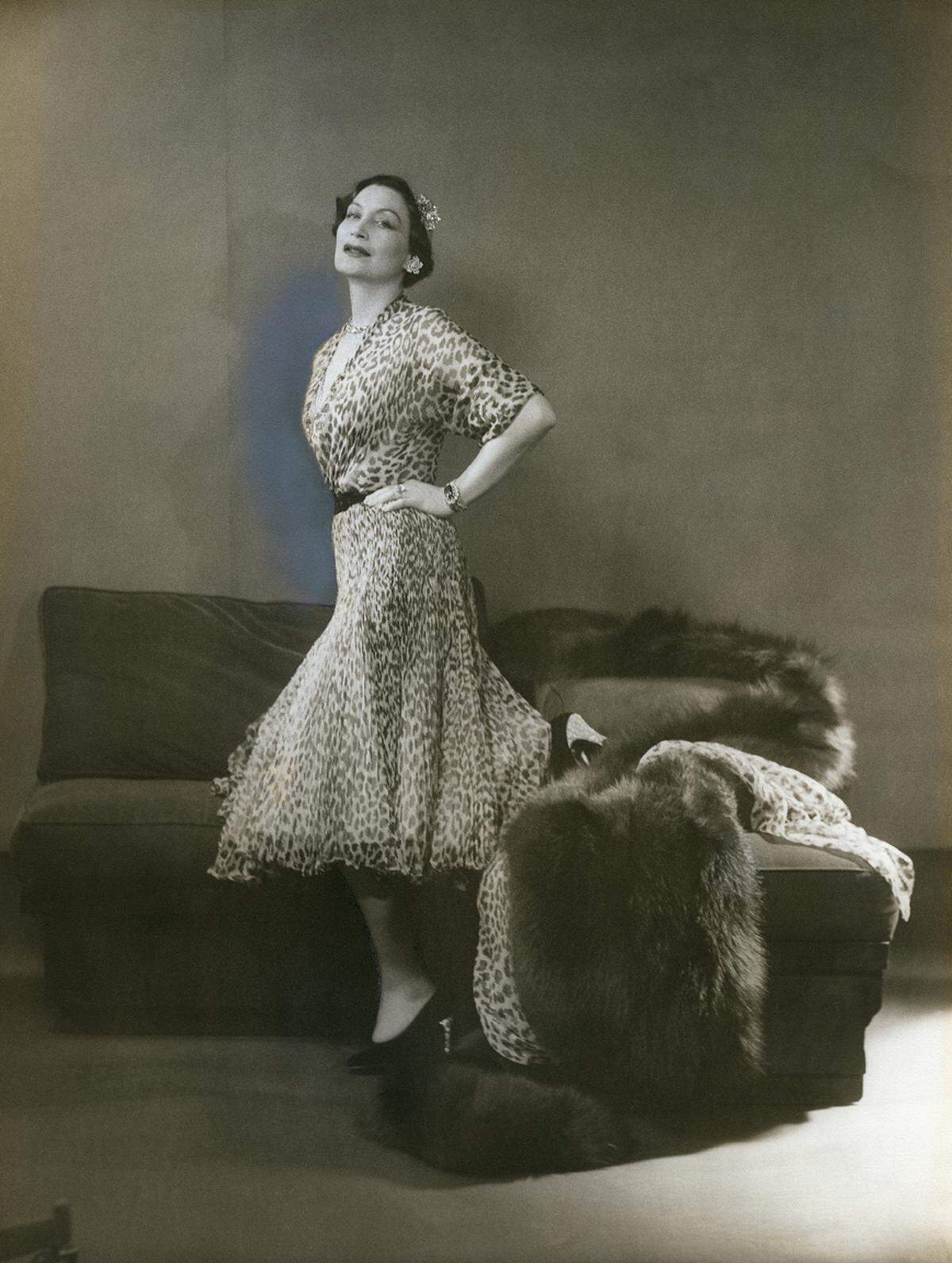 "Mizza Bricard ist eine dieser heute so seltenen Personen, deren einziger Lebensinhalt die Eleganz ist", sagte Christian Dior über seine Kundin. Porträt von Mitzah Bricard, eta 1950.