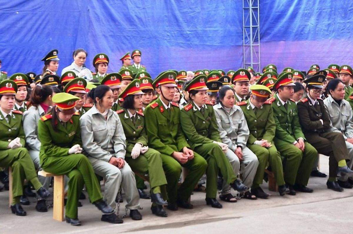 Mindestens sieben Personen wurden 2013 in Vietnam hingerichtet. Davor wurde die Todesstrafe 18 Monate ausgesetzt. Die meisten Hinrichtungen erfolgten durch Erschießungskommandos. Im Jänner dieses Jahres wurden alleine in einem Verfahren 30 Personen wegen Drogenschmuggels zum Tod verurteilt (siehe Bild). Damit könnte das Land im nächsten Jahr weiter oben im Ranking zu finden sein.