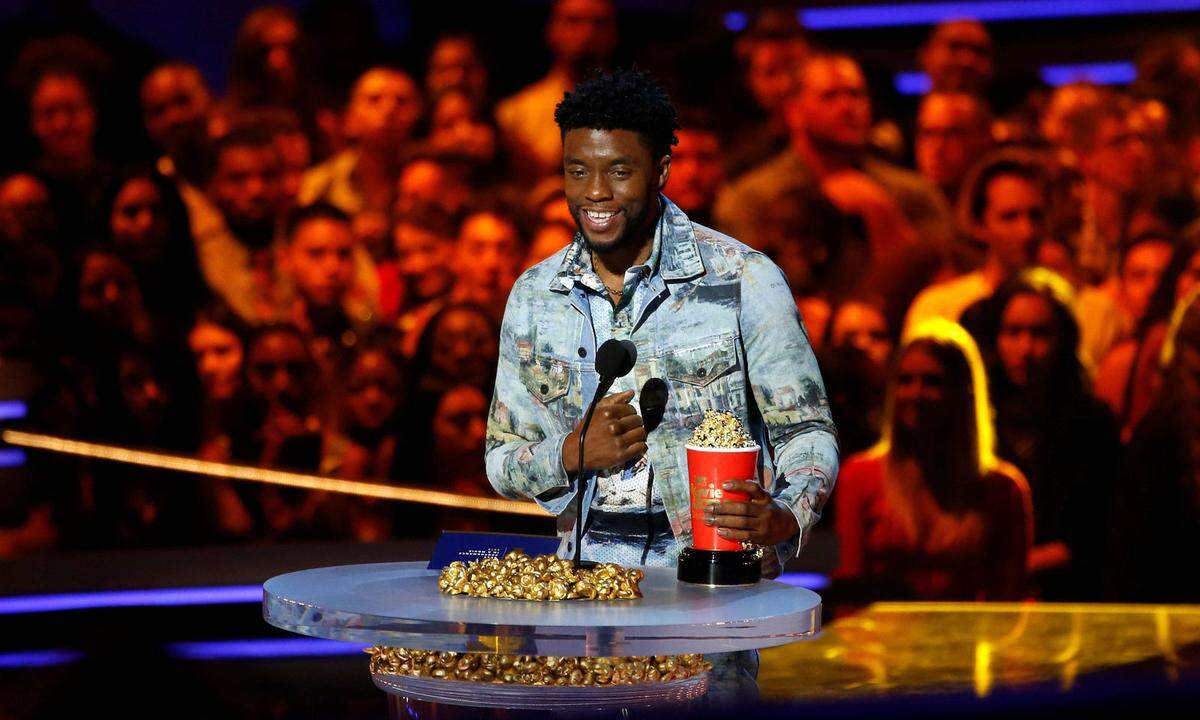 Bevor wir uns auf die Kleider stürzen, eine schnelle Zusammenfassung der Ereignisse der Nacht. Mit dem Superheldenfilm "Black Panther" (Superheld Chadwick Boseman im Bild) haben die MTV Movie &amp; TV Awards ein Zeichen für Vielfalt unabhängig von Hautfarbe, Geschlecht und sexuellen Vorlieben gesetzt. Der Marvel-Hit räumte am den Hauptpreis als bester Film sowie drei weitere Auszeichnungen ab.