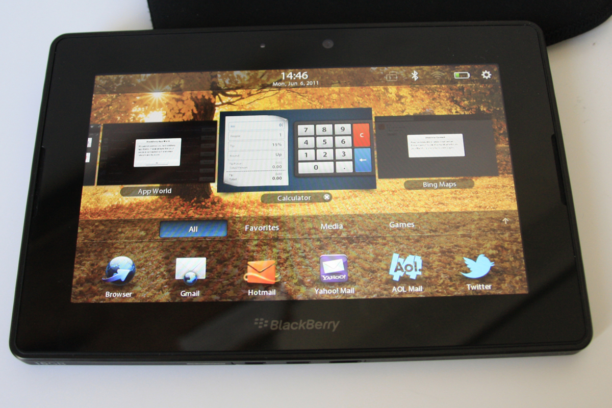 Den freien Platz nutzt das Blackberry-Tablet für geöffnete Anwendungen und sorgt so für ein einfaches Multitasking. Befindet man sich gerade im Vollbildmodus eines Programms, gelangt man in diese Ansicht indem der Bildschirm nach oben "gewischt" wird.