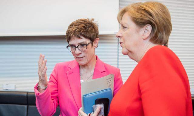 Angela Merkel holt Annegret Kramp-Karrenbauer in ihr Kabinett. 