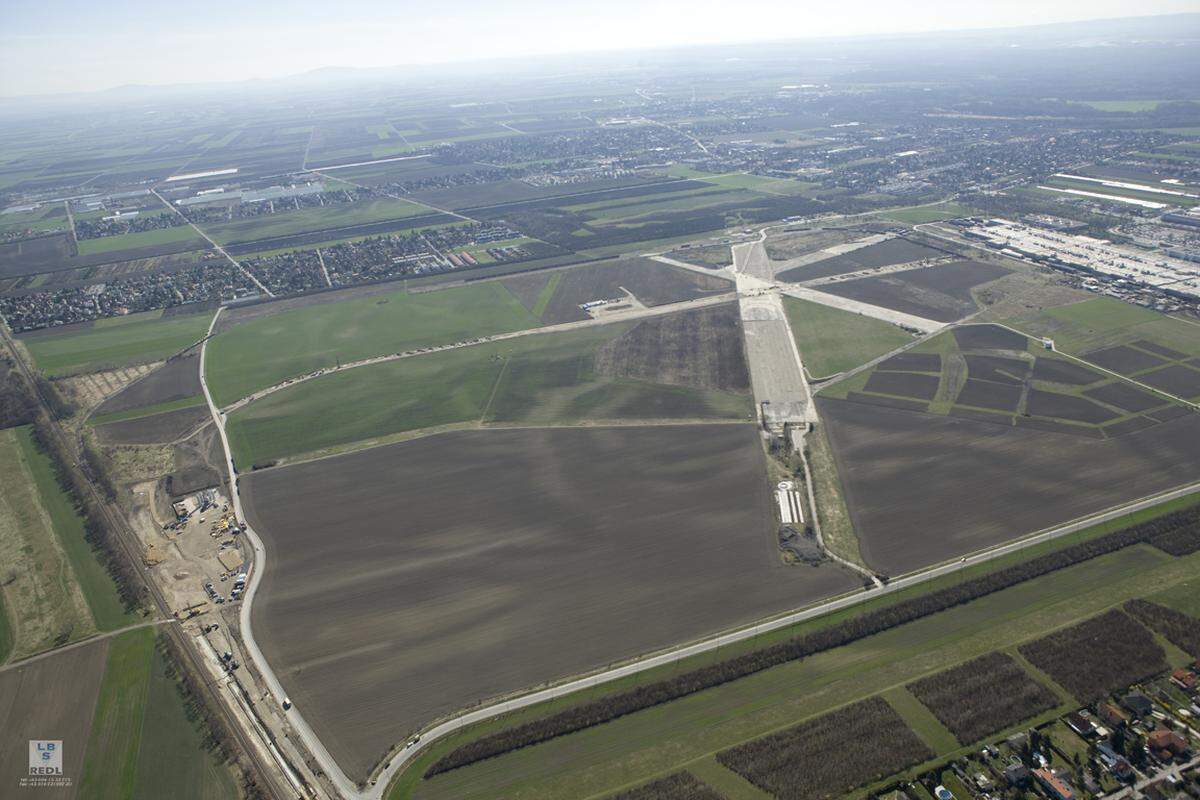 Aspern, Flugfeld. Das Gebiet neben den Opelwerken wurde von der Stadt zum Stadtentwicklungsgebiet auserkoren. Das Areal durchlebte eine wechselhafte Geschichte. 1912 öffnete das Flugfeld Aspern seinen Hangar und zählte damals zu den größten und modernsten in ganz Europa. Nach dem Krieg beherbergte das Areal die russische Kommandantur. Ende der 1950er-Jahre standen Auto- und Motorradrennen auf dem Programm.