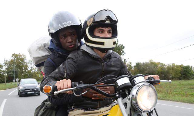 Auf ihrem Weg nach Calais: William (Stéphane Bak) und Gyllen (Fionn Whitehead).