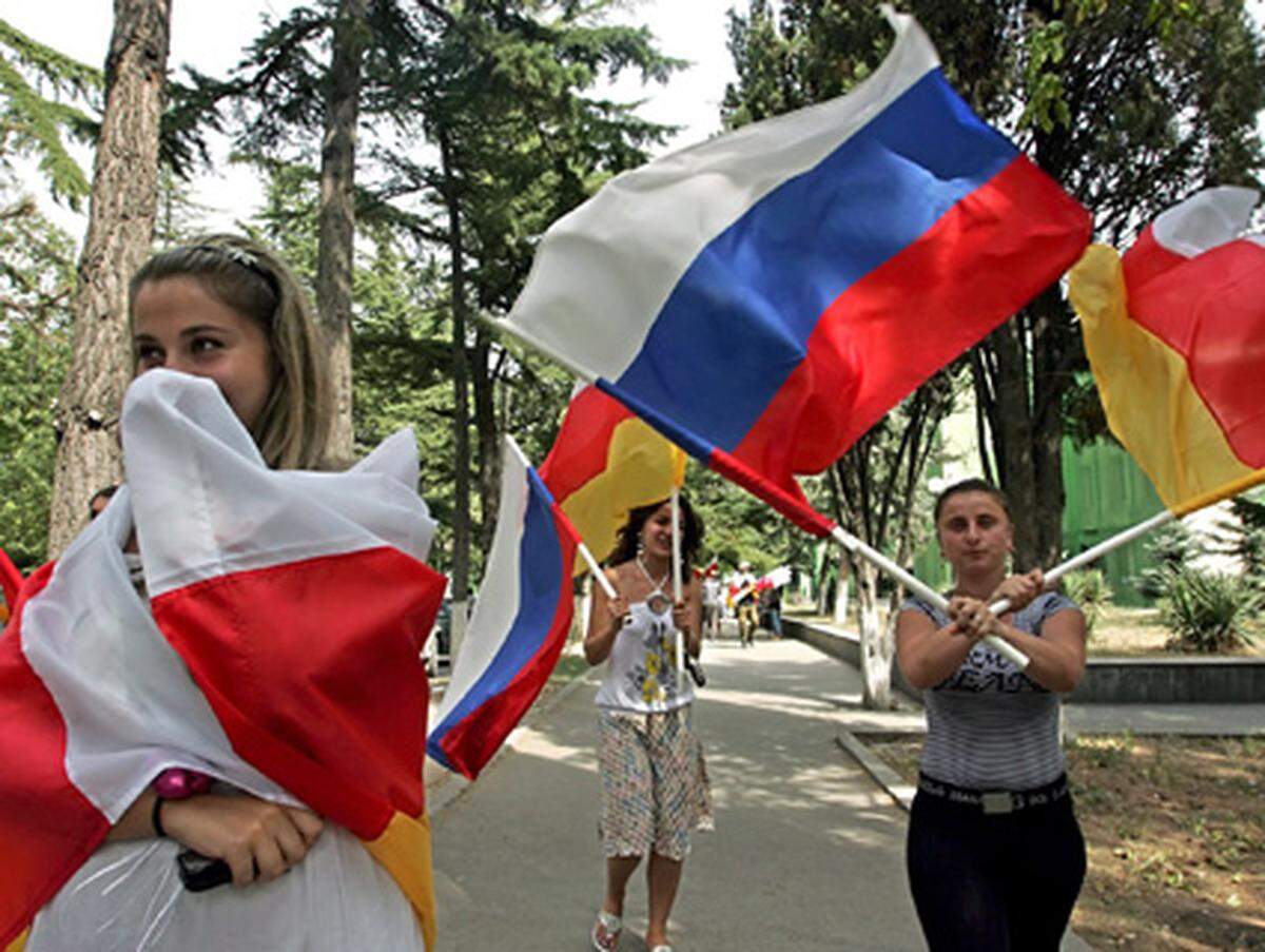 Russland begründete sein Verhalten gegenüber Abchasien und Südossetien mit dem Präzedenzfall Kosovo: Was dort gegolten habe, müsse auch im Südkaukasus gelten, so die Argumentation.Im Bild: Demonstrantinnen in Südossetien