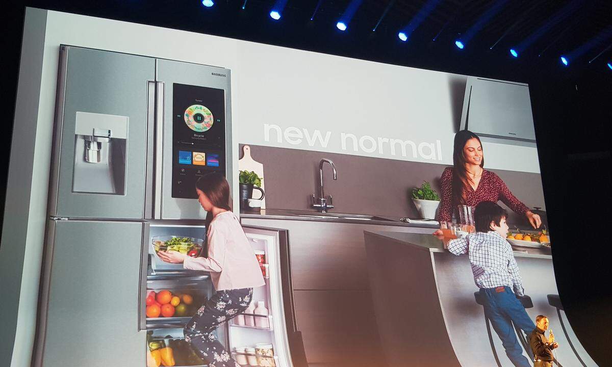 Unter dem Motto "The New Normal" präsentierte Samsung seine Interpretation einer vernetzten, praktischen Zukunft. Kaum ein Gerät, das nicht ohne einer Verbindung ins Internet auskommen soll.