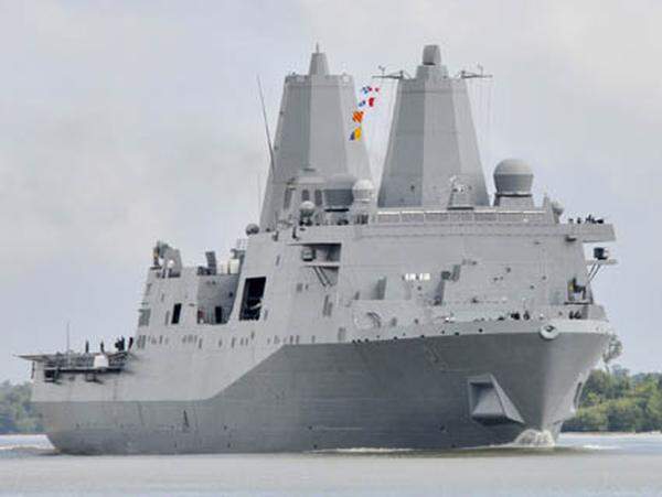 Das Kriegsschiff ist ein Amphibious Transport Dock der San-Antonio-Klasse.
