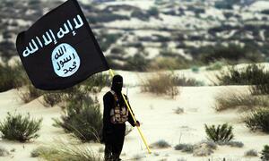 Ein IS-Kämpfer in Syrien im Jahr 2015.  Das „Kalifat“ ist mittlerweile zerschlagen, doch der IS ist im Untergrund aktiv.