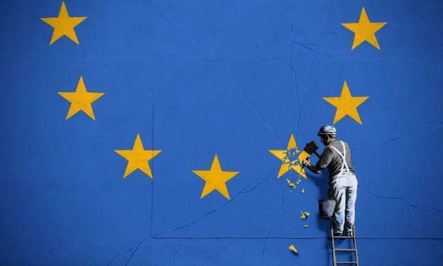 Symbolbild: Ein Banksy-Wandbild, das einen Arbeiter zeigt, der einen der Sterne auf einer EU-Flagge abschlägt.