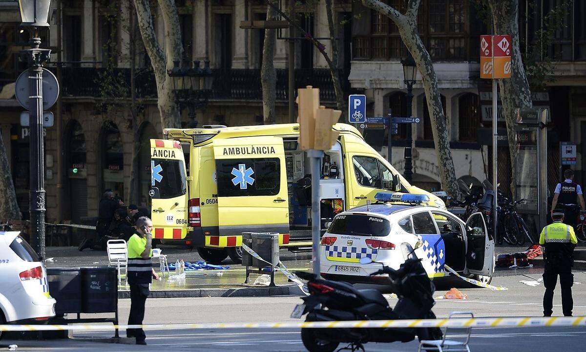 Erneut ist ein mutmaßlicher Terroranschlag in Europa mit einem Fahrzeug verübt worden. Der Vorfall in Barcelona, bei dem ein Lieferwagen in eine Menschenmenge auf einem beliebten Boulevard fuhr, erinnert an mehrere Attentate, bei denen Fahrzeuge als Waffen eingesetzt wurden. Am 17. August raste ein Lieferwagen auf dem bei Touristen beliebten Boulevard Las Ramblas im Zentrum der Stadt in eine Menschenmenge. Die Polizei informierte die Menschen per Megafon, dass es einen Terroranschlag gegeben habe. Die Zahl der Todesopfer ist noch unklar; bestätigt wurde zunächst ein Toter.